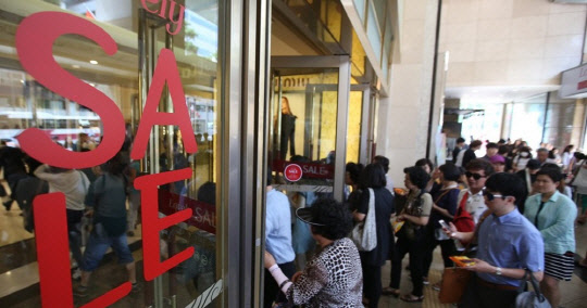 주요 백화점이 가을세일 마지막 주말을 맞아 골프용품과 해외패션상품을 대폭 할인 판매한다./연합뉴스 제공